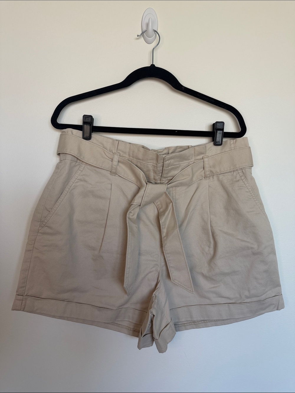 Tie waist,cuffed Khaki shorts